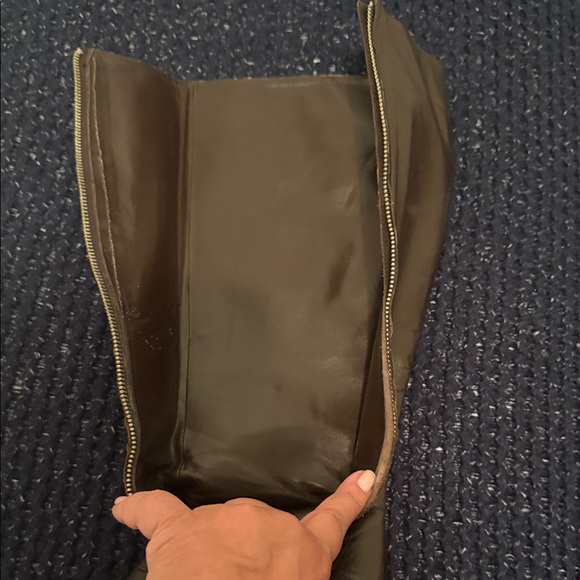 Elegant Brown Leather Knee-High Boots - Picture 4 of 4